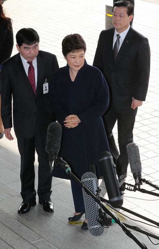 박근혜 전 대통령이 21일 오전 피의자 신분으로 서울 서초구 서울중앙지검에 출석, 취재진의 질문을 받고 있다.